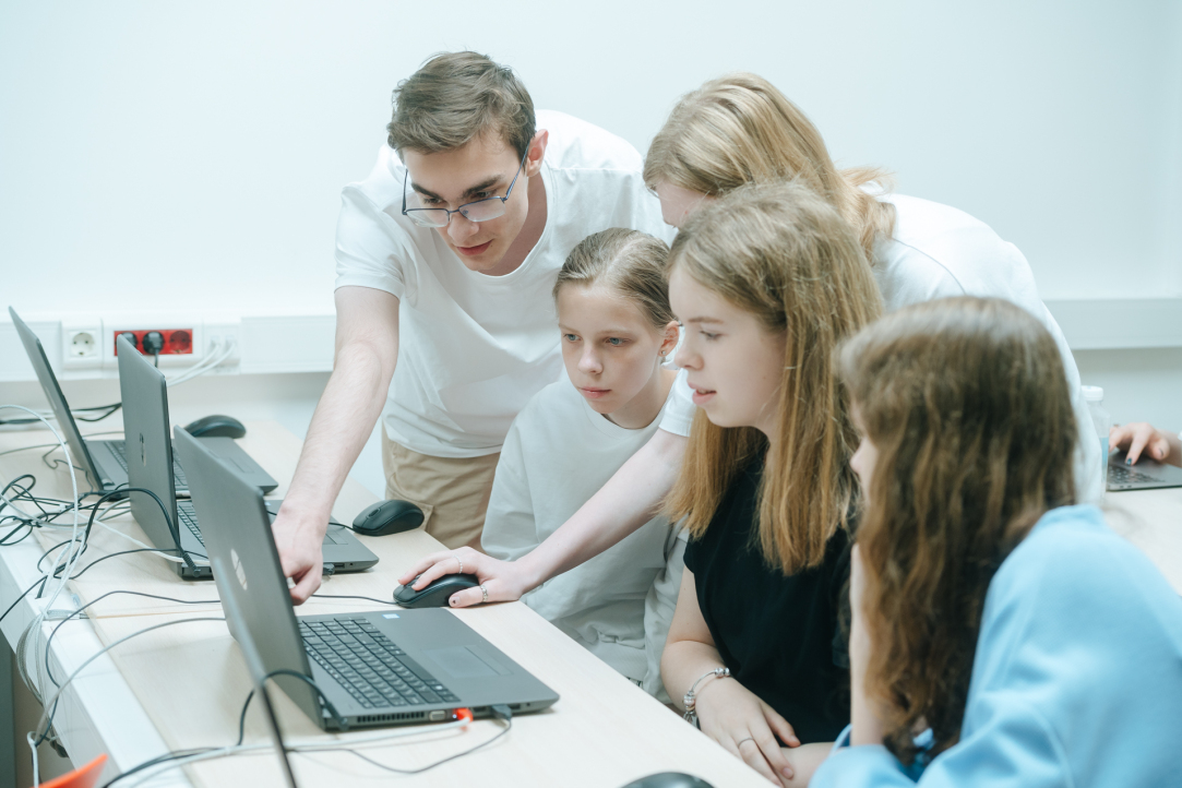 Иллюстрация к новости: НИУ ВШЭ, «Тинькофф» и Центральный университет запустили олимпиаду по промышленному программированию для школьников