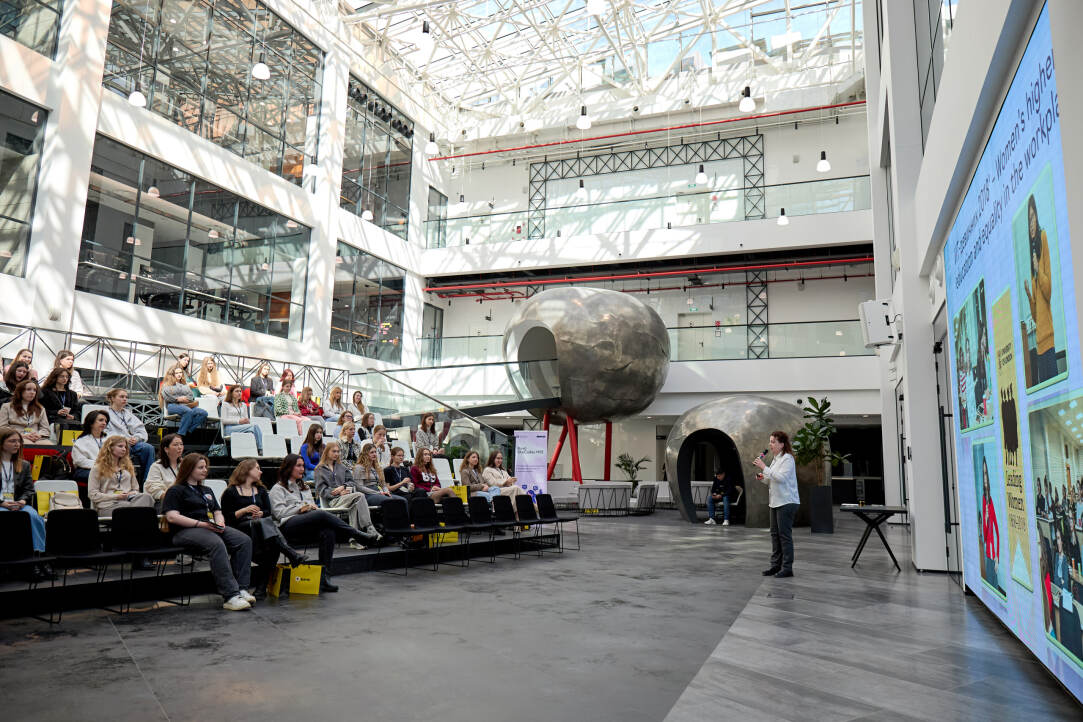 Иллюстрация к новости: ИТ-девичник: десять лет как один день